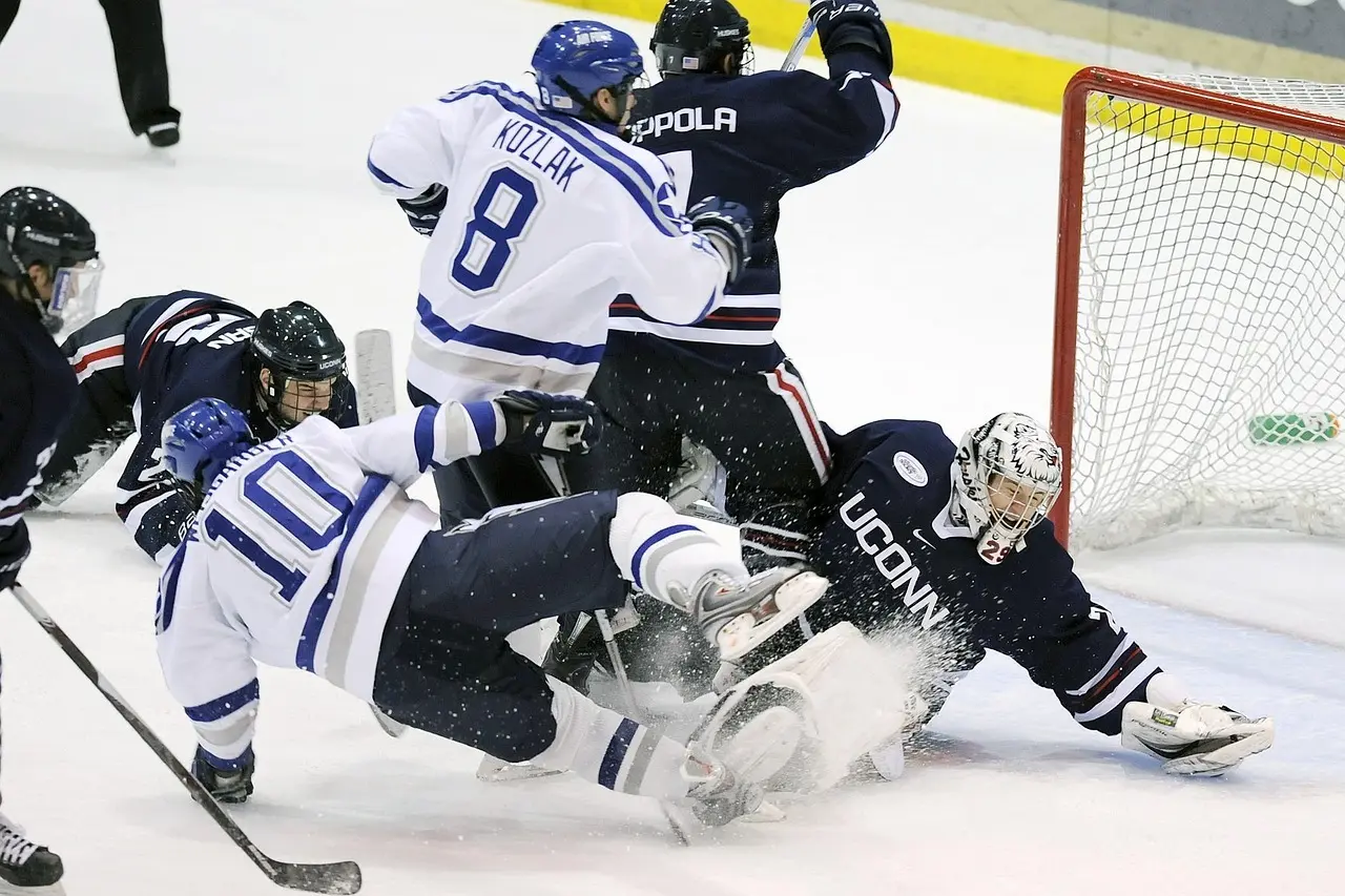 Ishockeykamp foran målet