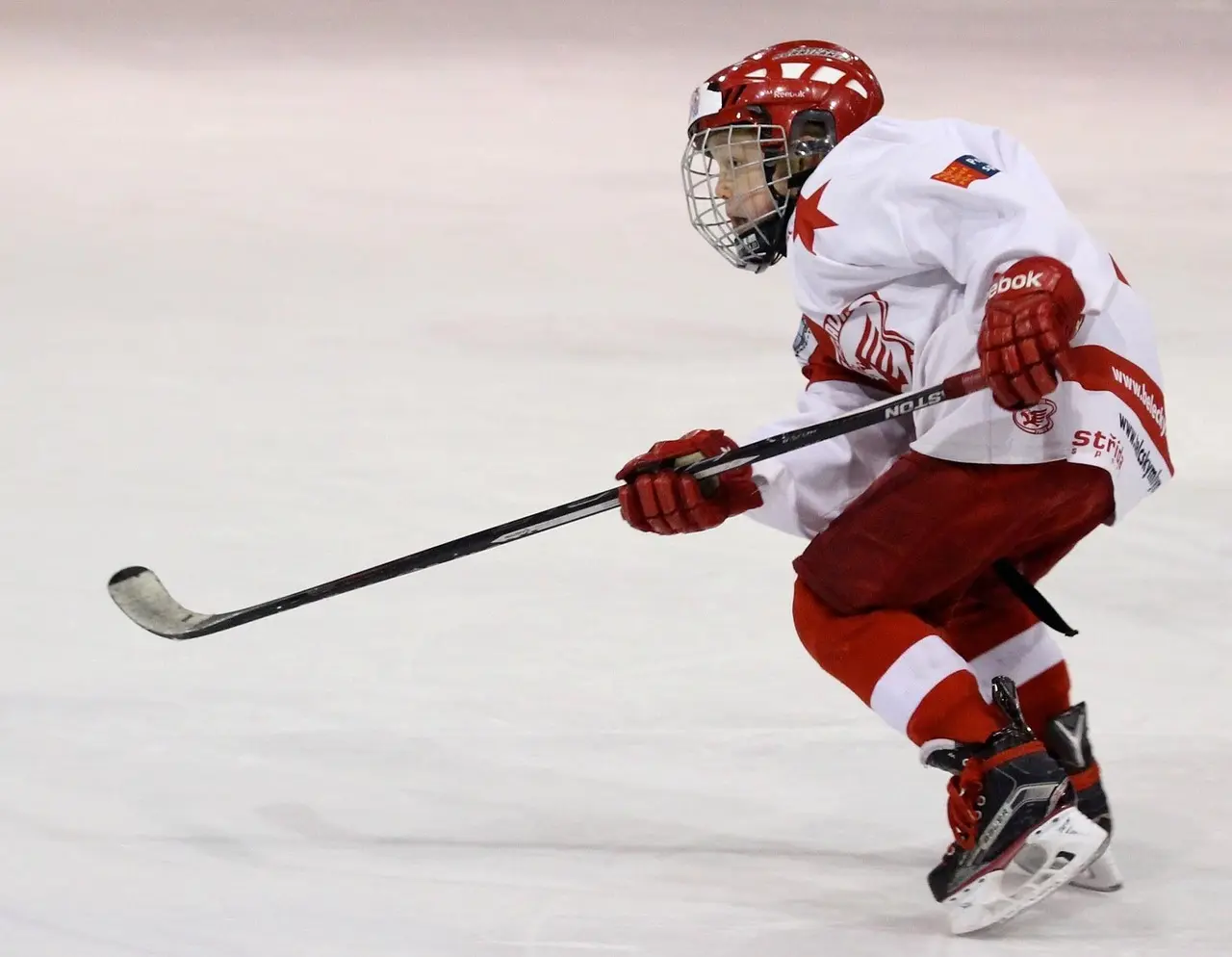 Ishockeyspiller i rød og hvid dragt