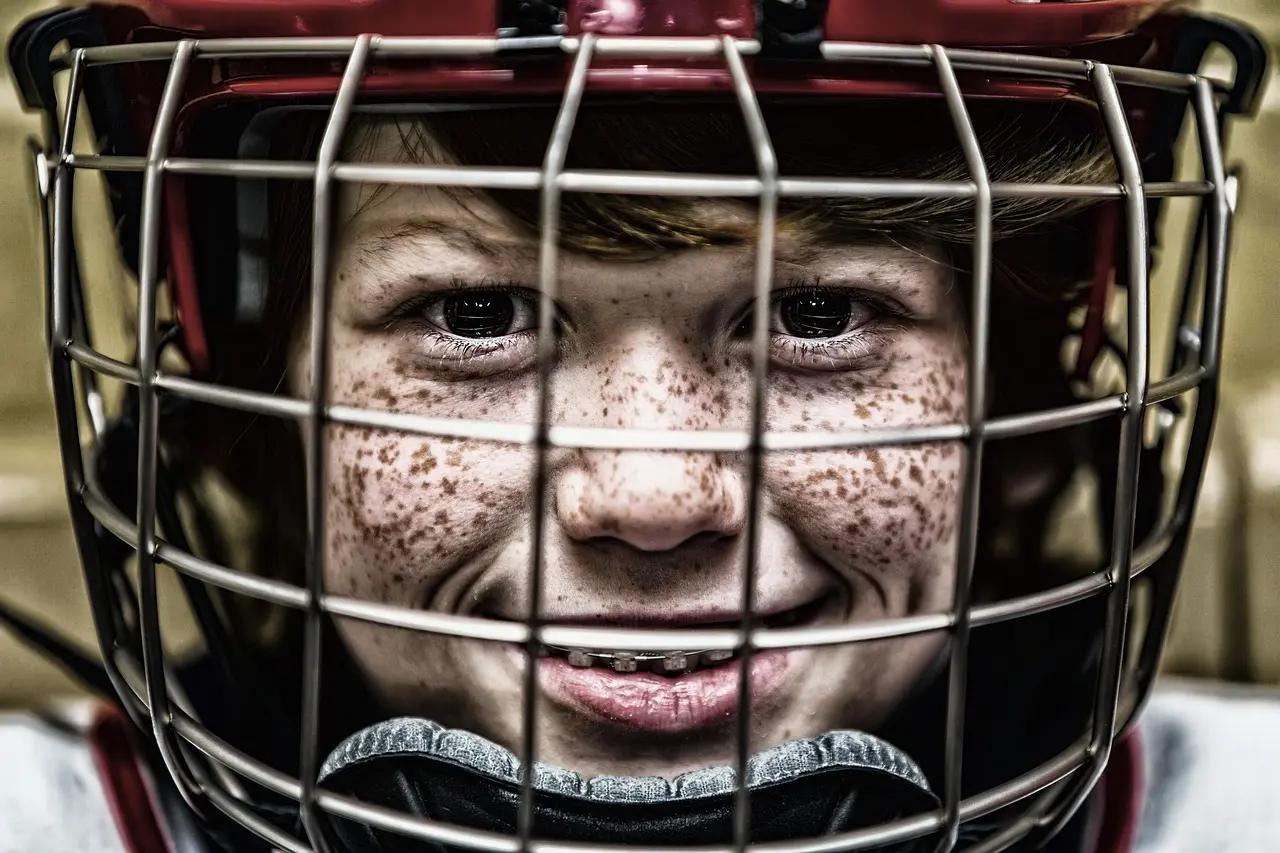Tæt portræt af ishockeyspiller med hjelm