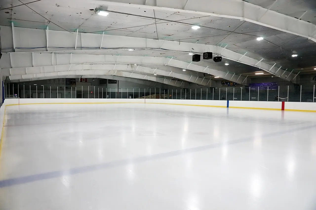 Tom indendørs ishockeybane